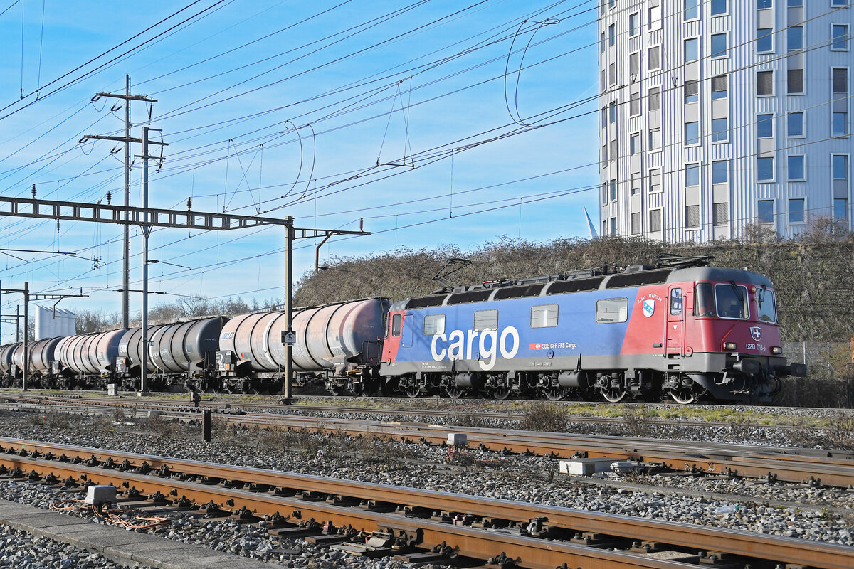 Re 620 016-6 durchfährt am 05.02.2024 den Bahnhof Pratteln.