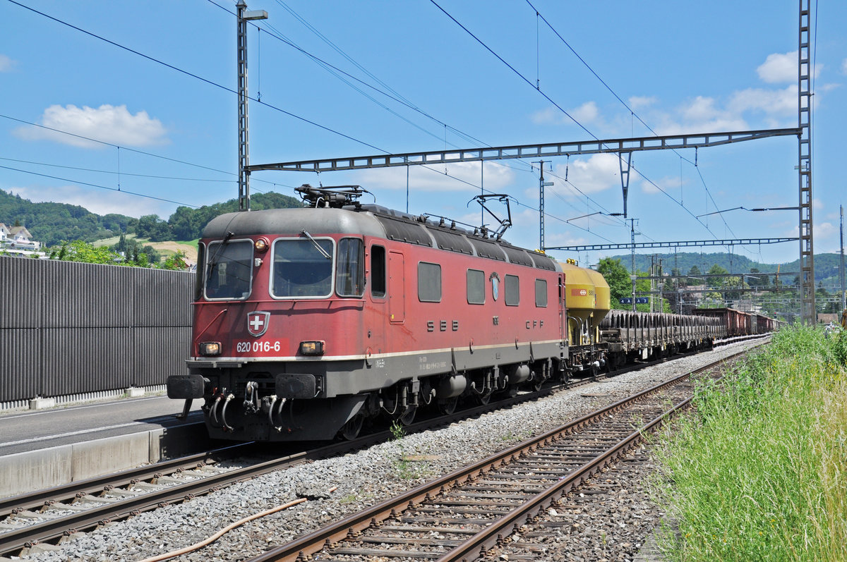 Re 620 016-6 durchfährt den Bahnhof Gelterkinden. Die Aufnahme stammt vom 19.06.2018.
