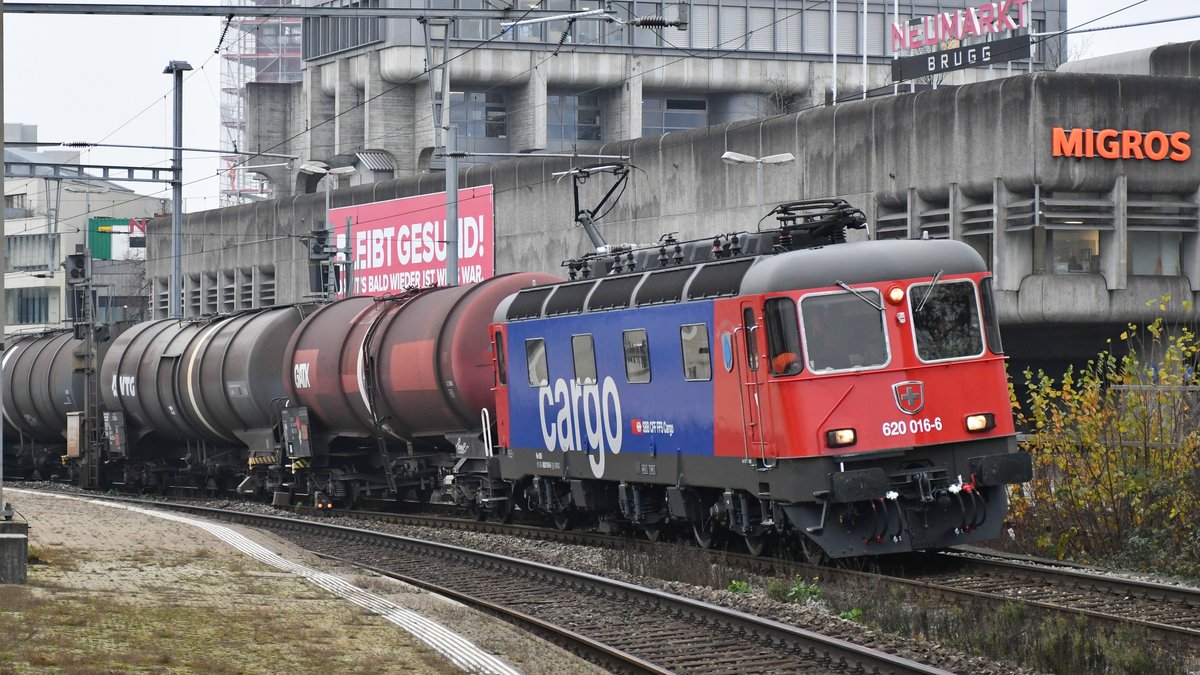 Re 620 016-6  Illnau-Effretikon  ist mit einem Kesselzug in Richtung Schaffhausen unterwegs, aufgenommen bei der Durchfahrt in Brugg AG am 27.11.2020.