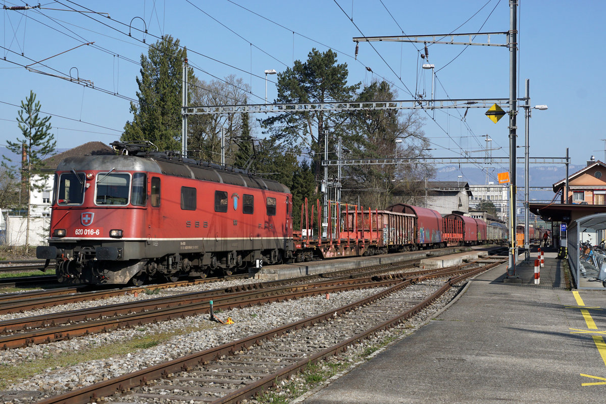 Re 620 016-6  ILLNAU-EFFRETIKON 
Am 18. März 2020 konnte die Re 620 016-5 in Gerlafingen beobachtet und fotografiert werden.
Bei herrlichem Frühlingswetter trifft der lange Güterzug pünktlich in Gerlafingen ein.
Foto: Walter Ruetsch