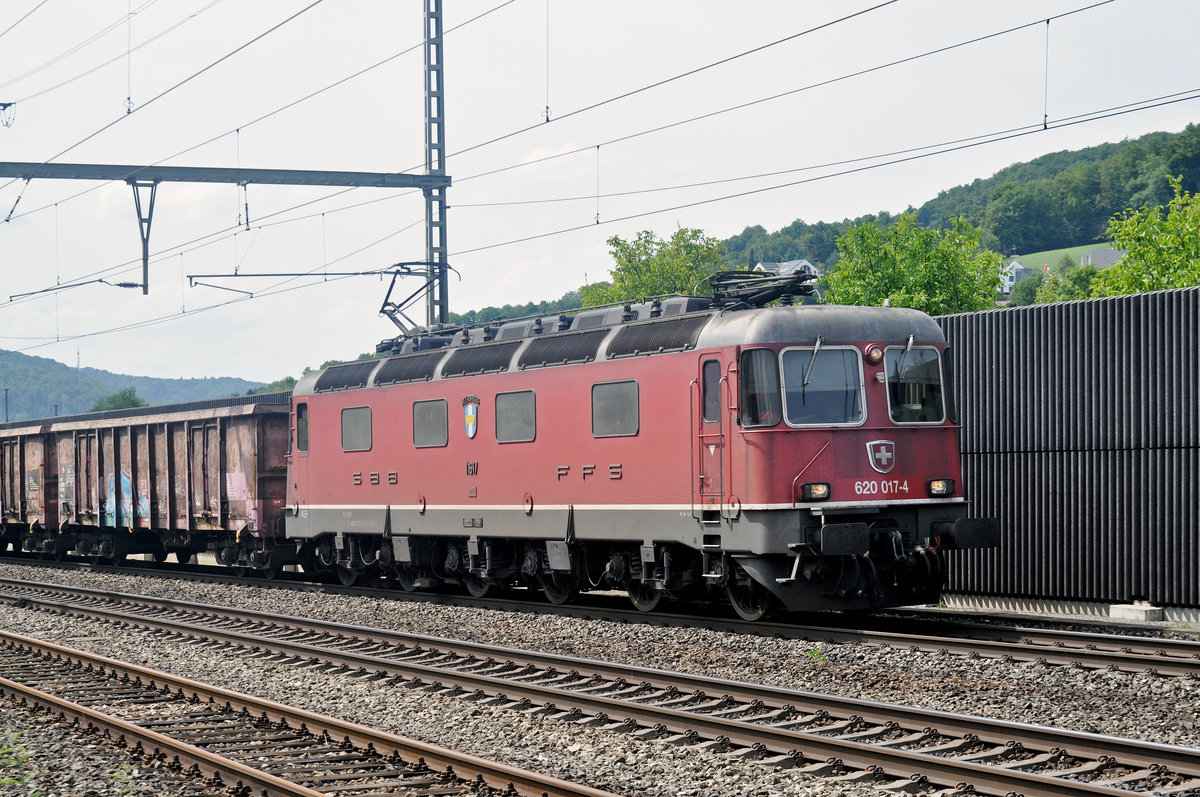 Re 620 017-4 durchfährt den Bahnhof Gelterkinden. Die Aufnahme stammt vom 16.08.2017.