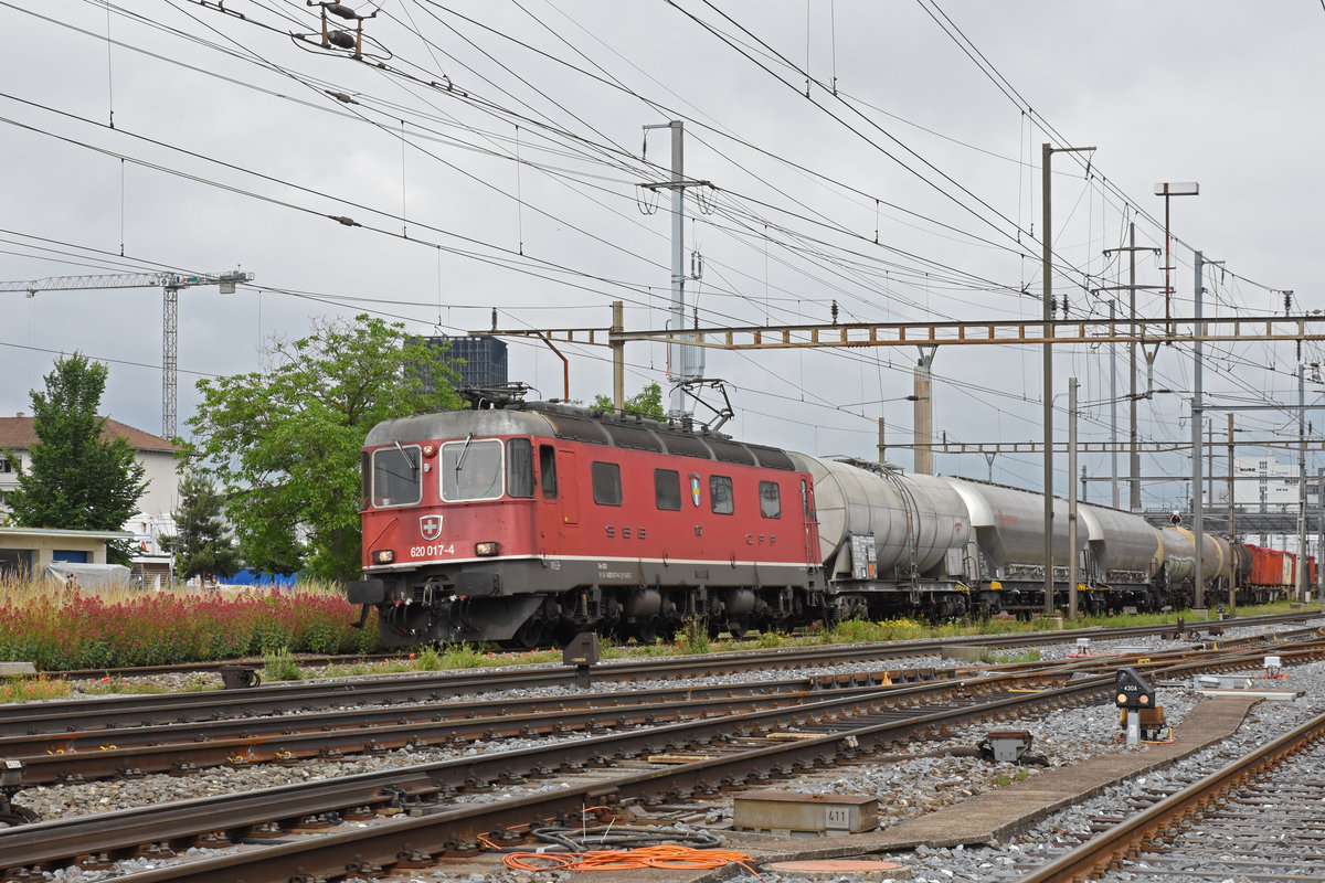 Re 620 017-4 durchfährt den Bahnhof Pratteln. Die Aufnahme stammt vom 11.06.2019.