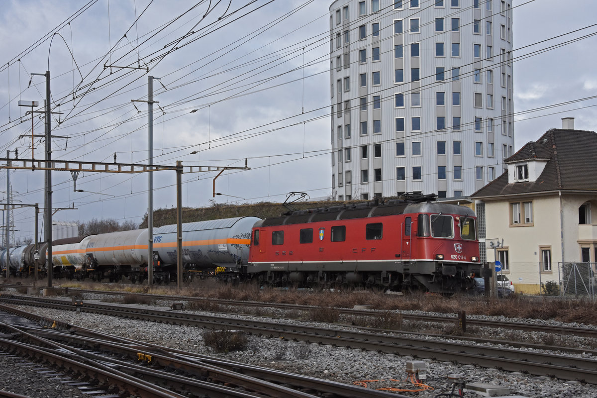 Re 620 017-4 durchfährt den Bahnhof Pratteln. Die Aufnahme stammt vom 25.01.2021.