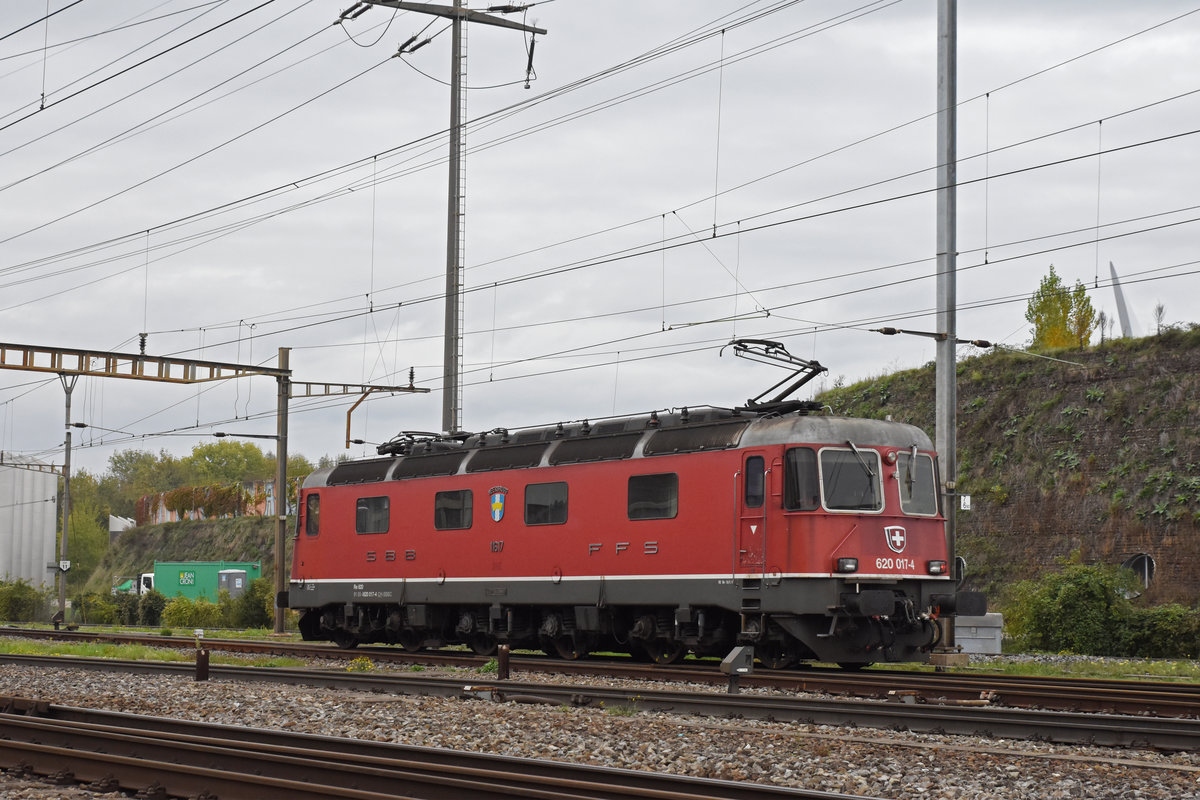 Re 620 017-4 durchfährt solo den Bahnhof Pratteln. Die Aufnahme stammt vom 01.11.2019.