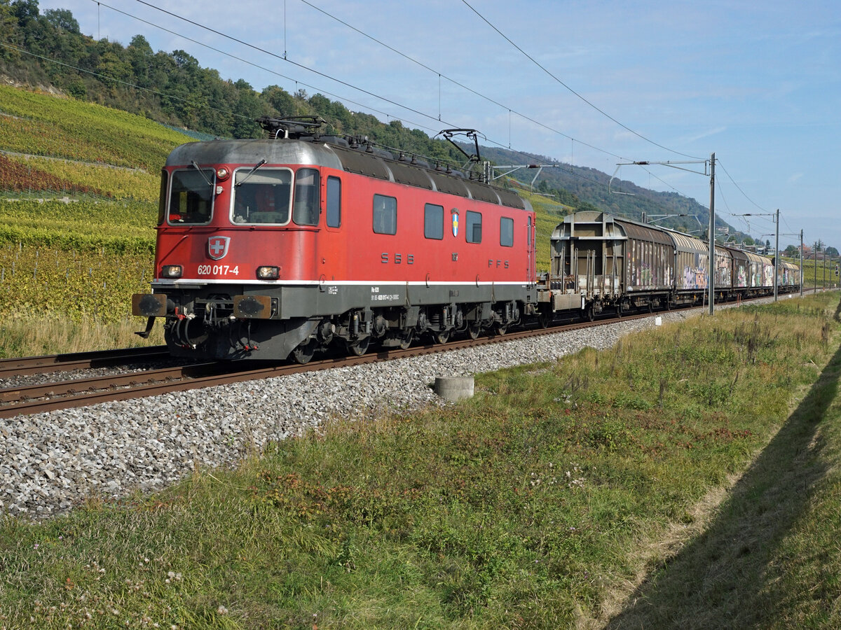 Re 620 017-4  Heerbrugg  bei Cressier unterwegs am 15. Oktober 2021.
Foto: Walter Ruetsch