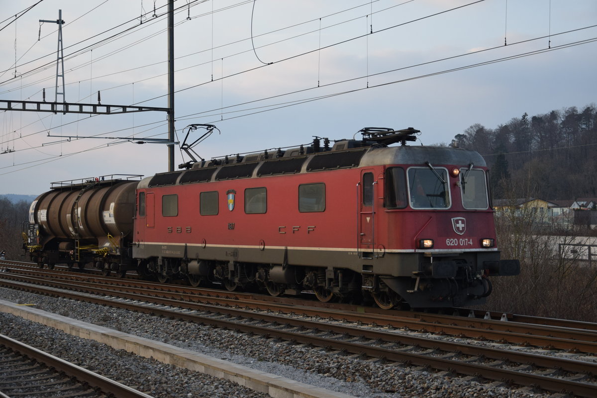 Re 620 017-4  Heerbrugg  zieht ihre schwere Last :-) am Abend des 27.02.2018 bei Killwangen-Spreitenbach in den RBL.