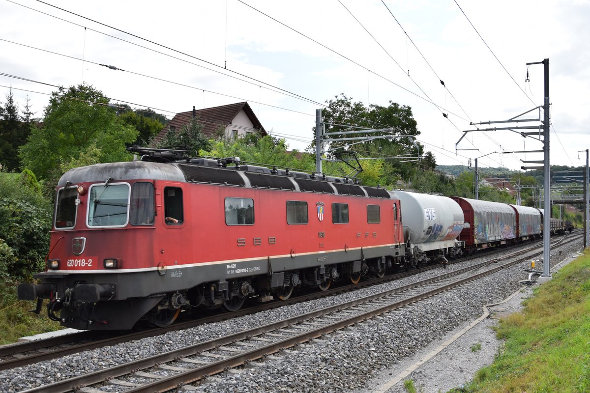 Re 620 018-2  Dübendorf  auf Bergfahrt bei Zeihen AG am 27.08.2018, baustellenbedingt auf dem  falschen  Gleis.