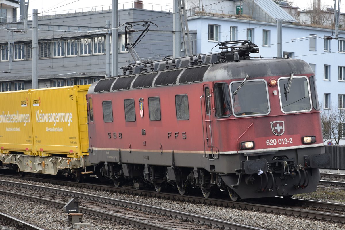 Re 620 018-2  Dübendorf  wartet am 22.03.2018 mit ihrem Postzug in Brugg auf die Ausfahrt in Richtung Baden.