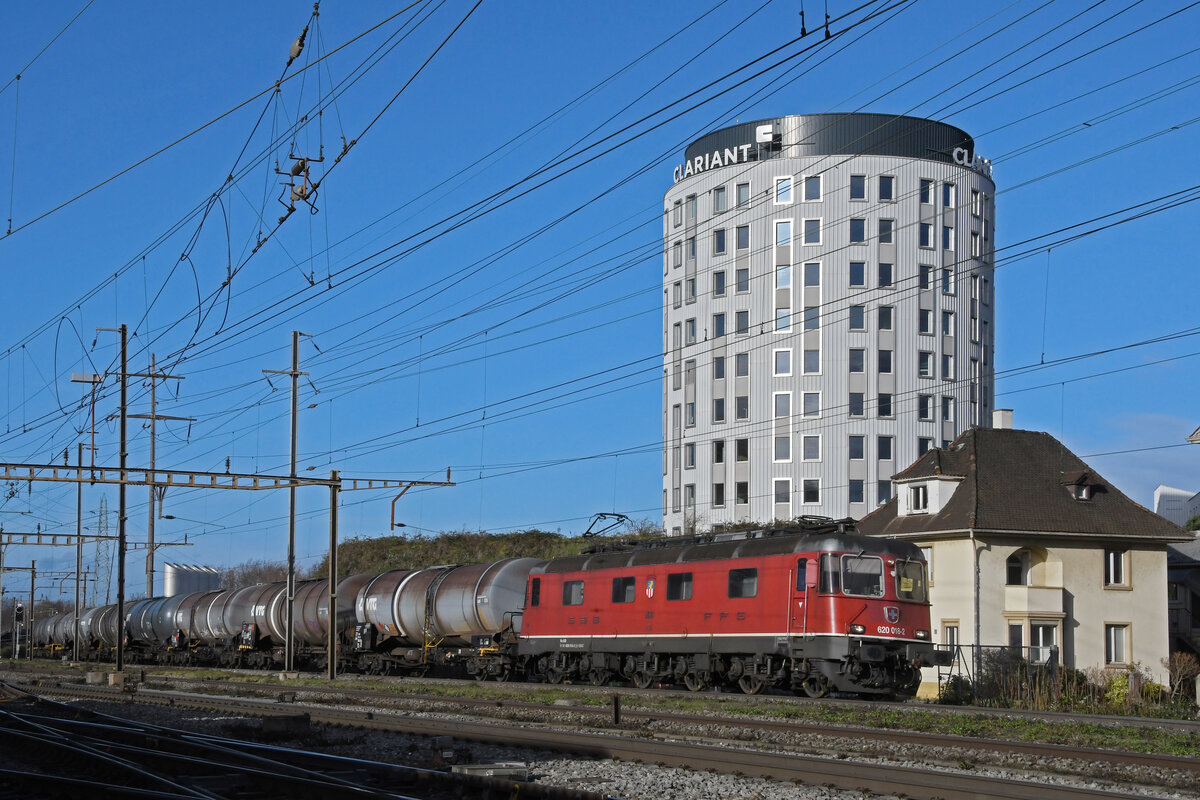 Re 620 018-2 durchfährt am 22.12.2022 den Bahnhof Pratteln.