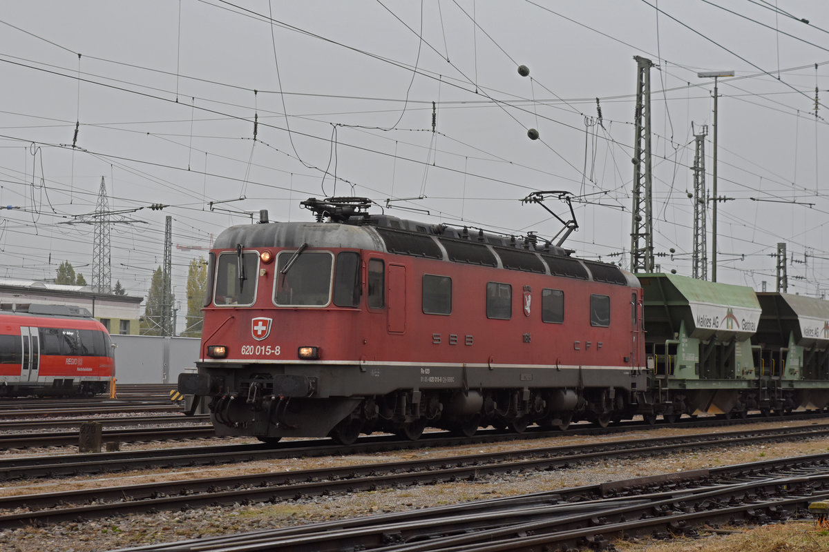 Re 620 018-8 durchfährt den badischen Bahnhof. Die Aufnahme stammt vom 22.10.2019.