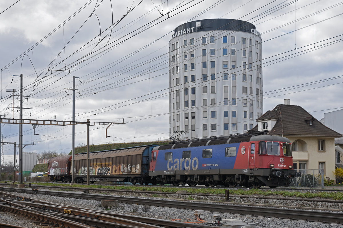 Re 620 019-0 durchfährt den Bahnhof Pratteln. Die Aufnahme stammt vom 03.03.2020.