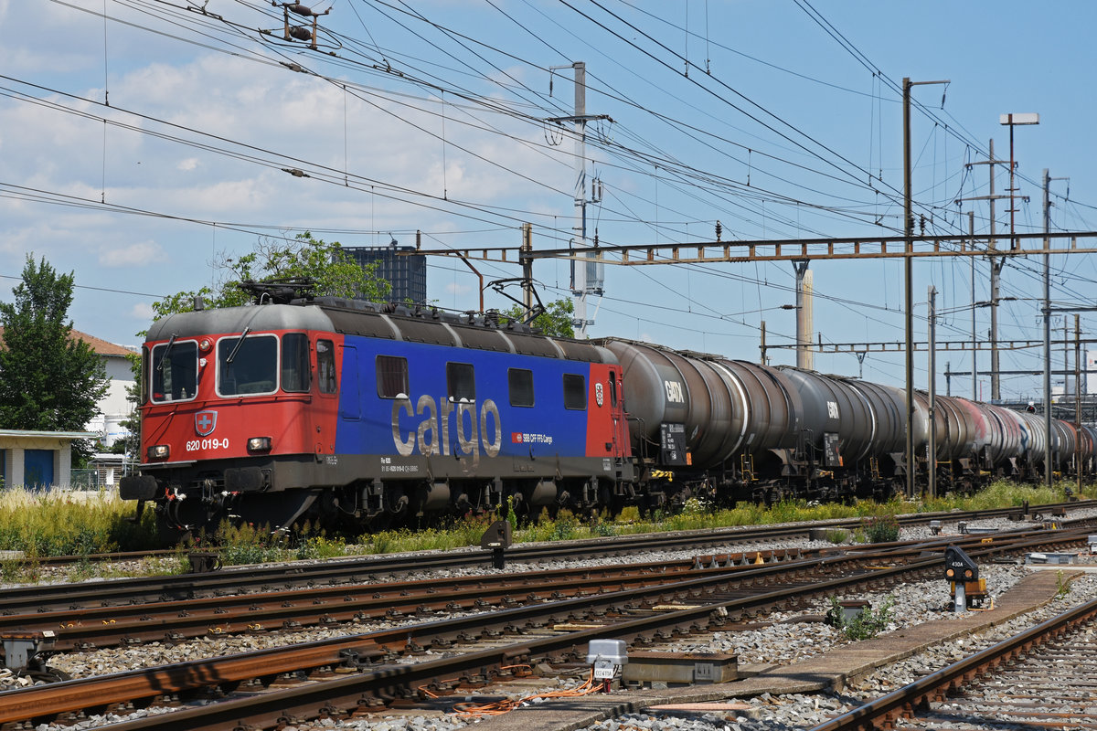 Re 620 019-0 durchfährt den Bahnhof Pratteln. Die Aufnahme stammt vom 23.06.2020.