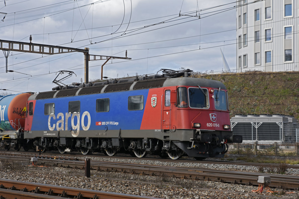 Re 620 019-0 durchfährt den Bahnhof Pratteln. Die Aufnahme stammt vom 17.02.2021.
