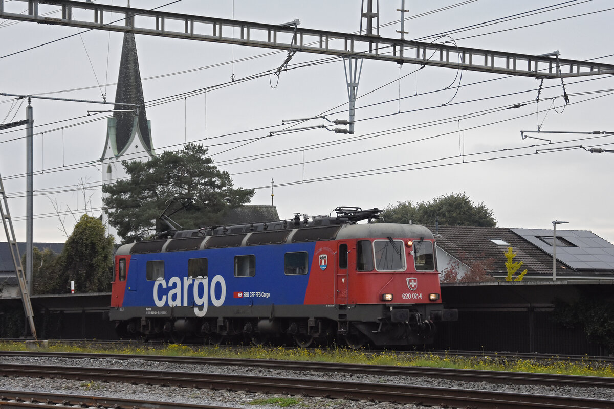 Re 620 021-6 durchfährt am 09.10.2025 den Bahnhof Kaiseraugst.