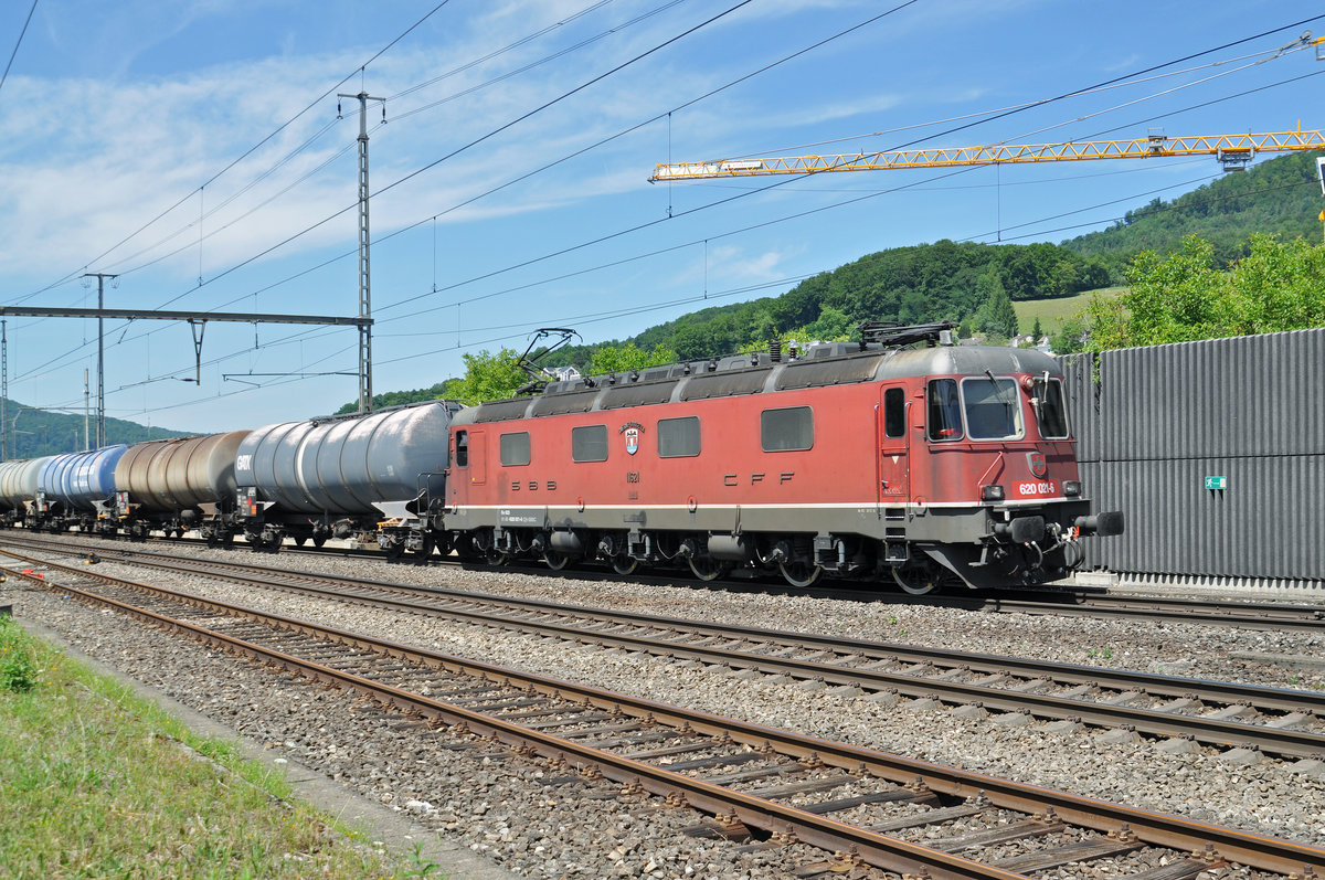 Re 620 021-6 durchfährt den Bahnhof Gelterkinden. Die Aufnahme stammt vom 05.07.2017.