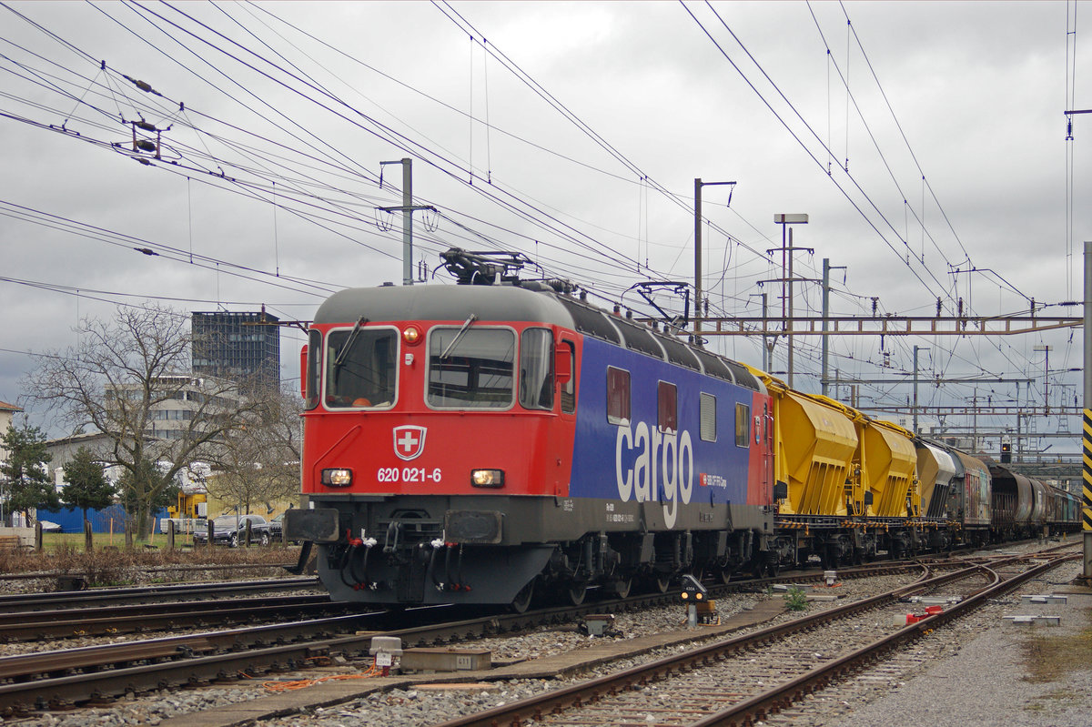 Re 620 021-6 durchfährt den Bahnhof Pratteln. Die Aufnahme stammt vom 14.03.2021.