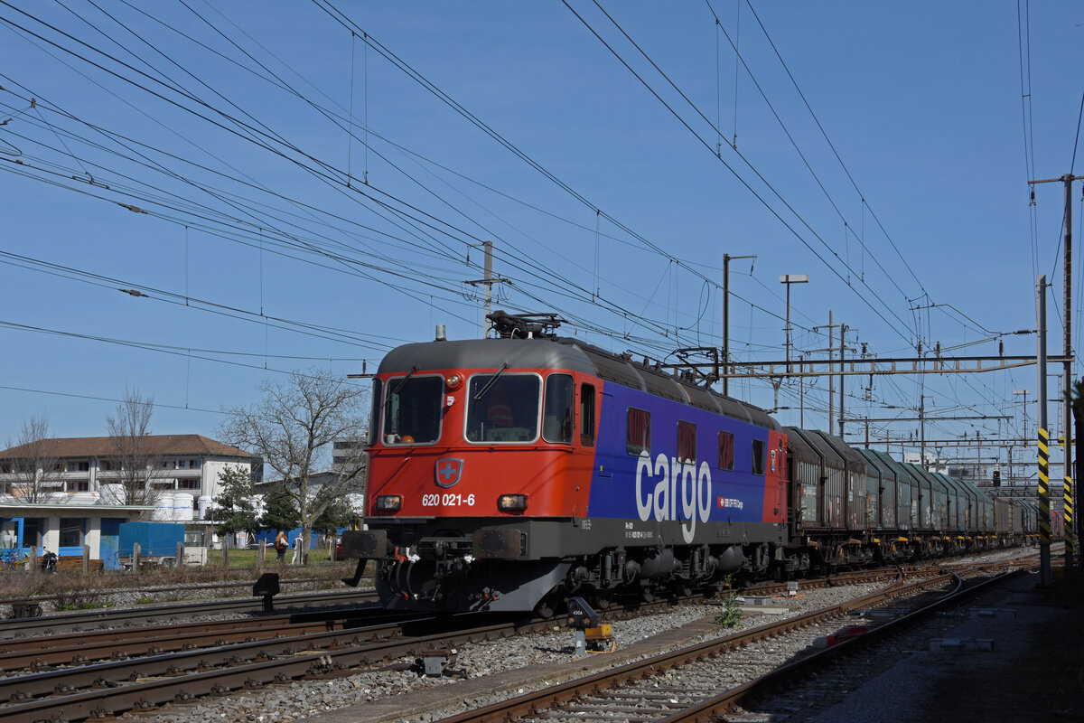 Re 620 021-6 durchfährt den Bahnhof Pratteln. Die Aufnahme stammt vom 29.03.2021.