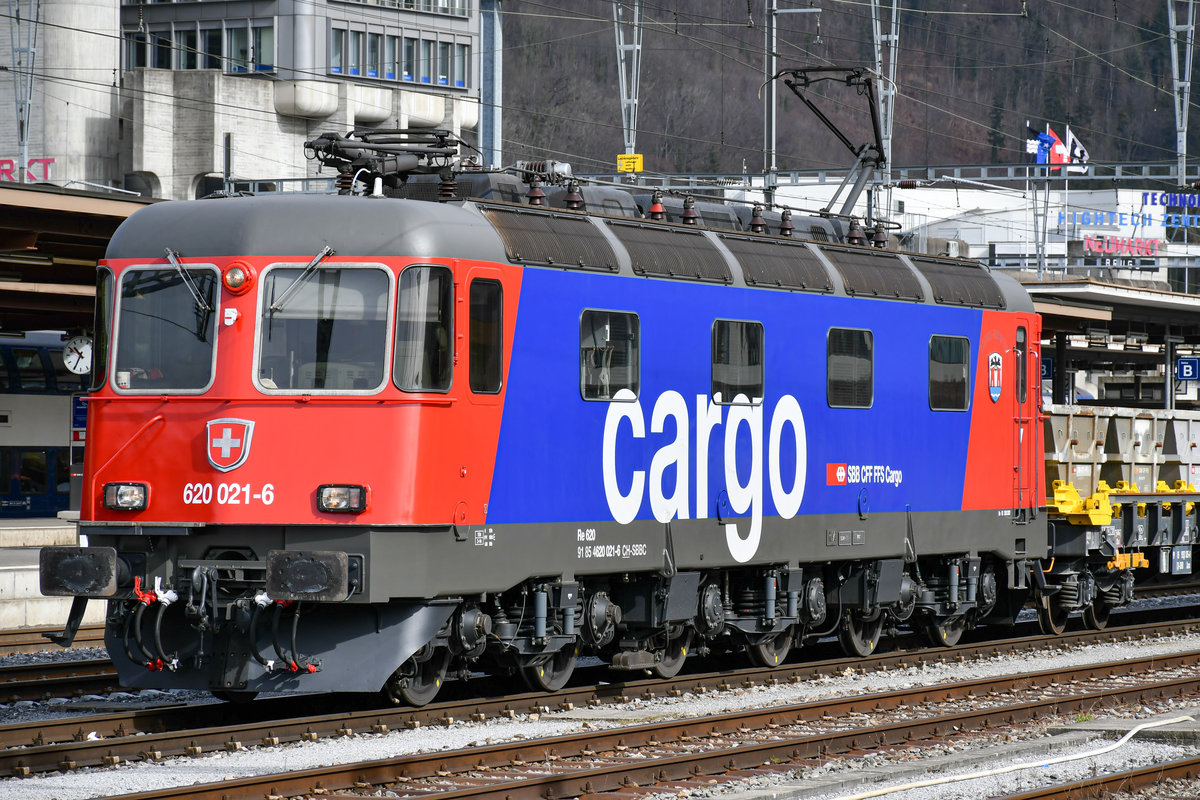 Re 620 021-6  Taverne-Torricella  steht in Brugg auf Gleis 7 und wird in Kürze fahrbereit sein. Aufgenommen am Vormittag des 11.03.2021.