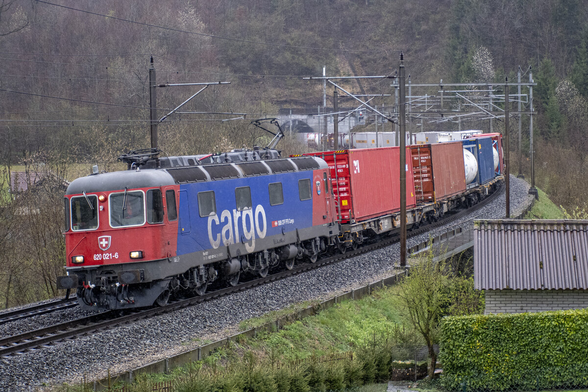 Re 620 021-6  Taverne-Torricella  ist in Villnachern AG unterwegs Richtung Lupfig AG, aufgenommen am 01.04.2022.