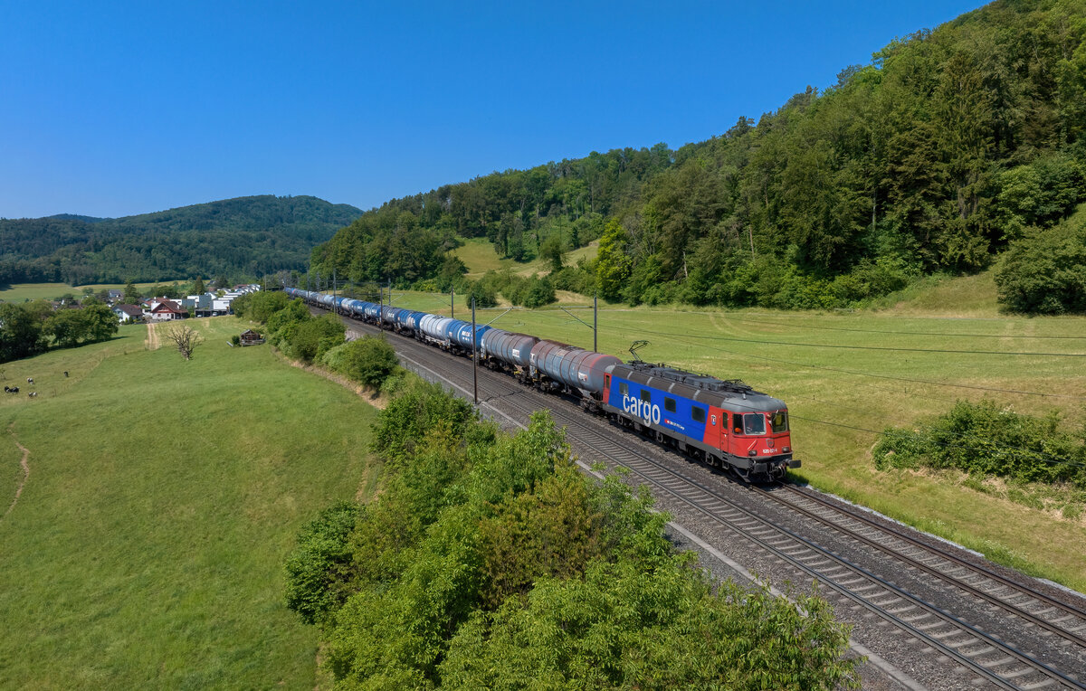 Re 620 021 mit einem Kesselzug am 07.06.2023 bei Villnachern.