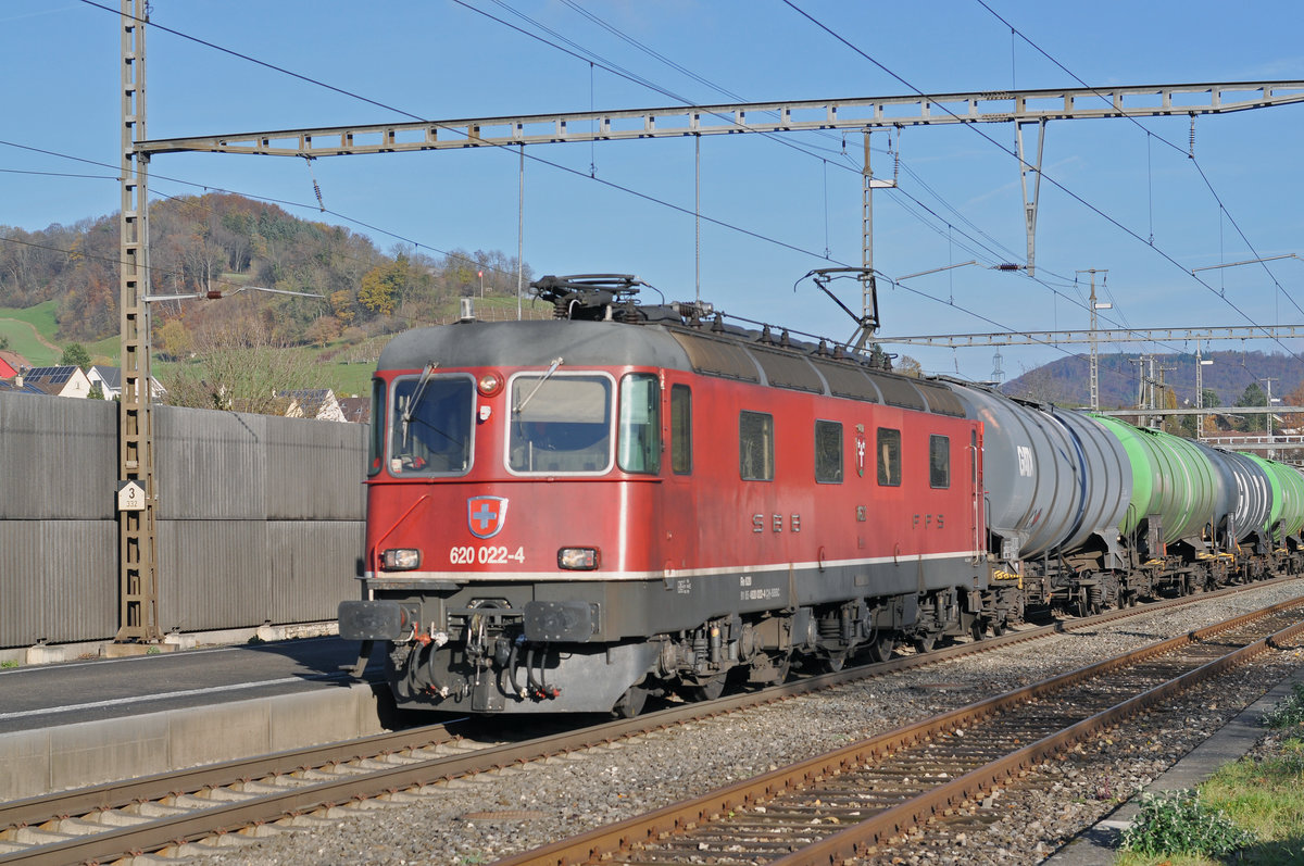Re 620 022-4 durchfährt den Bahnhof Gelterkinden. Die Aufnahme stammt vom 14.11.2017.