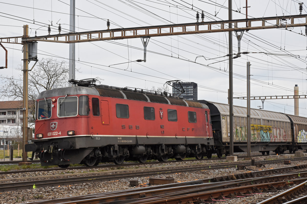 Re 620 022-4 durchfährt den Bahnhof Pratteln. Die Aufnahme stammt vom 06.03.2019.