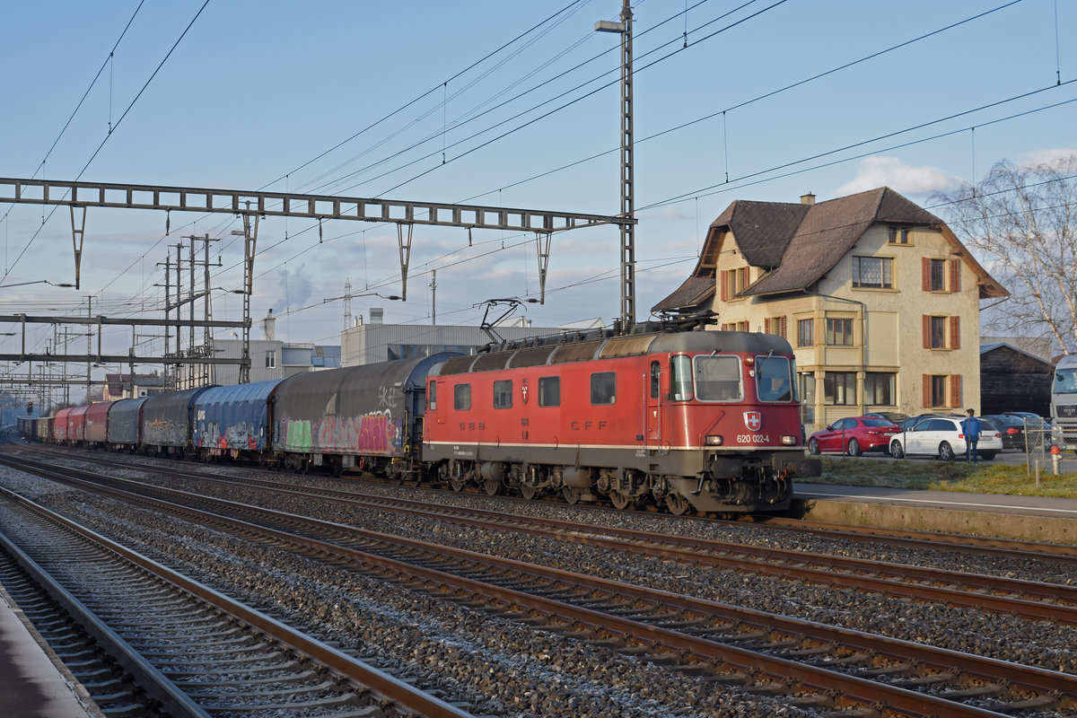Re 620 022-4 durchfährt den Bahnhof Rupperswil. Die Aufnahme stammt vom 17.01.2020.