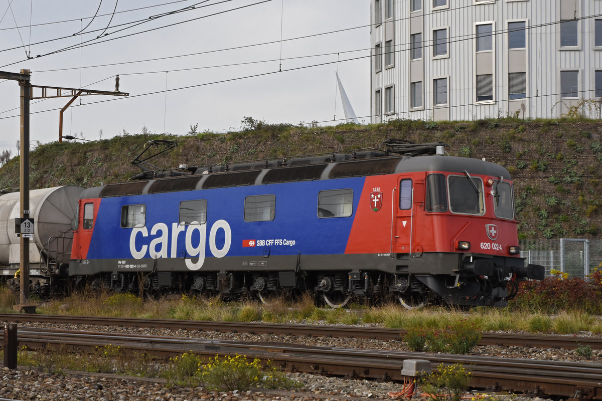 Re 620 022-4 durchfährt den Bahnhof Pratteln. Die Aufnahme stammt vom 20.10.2020.