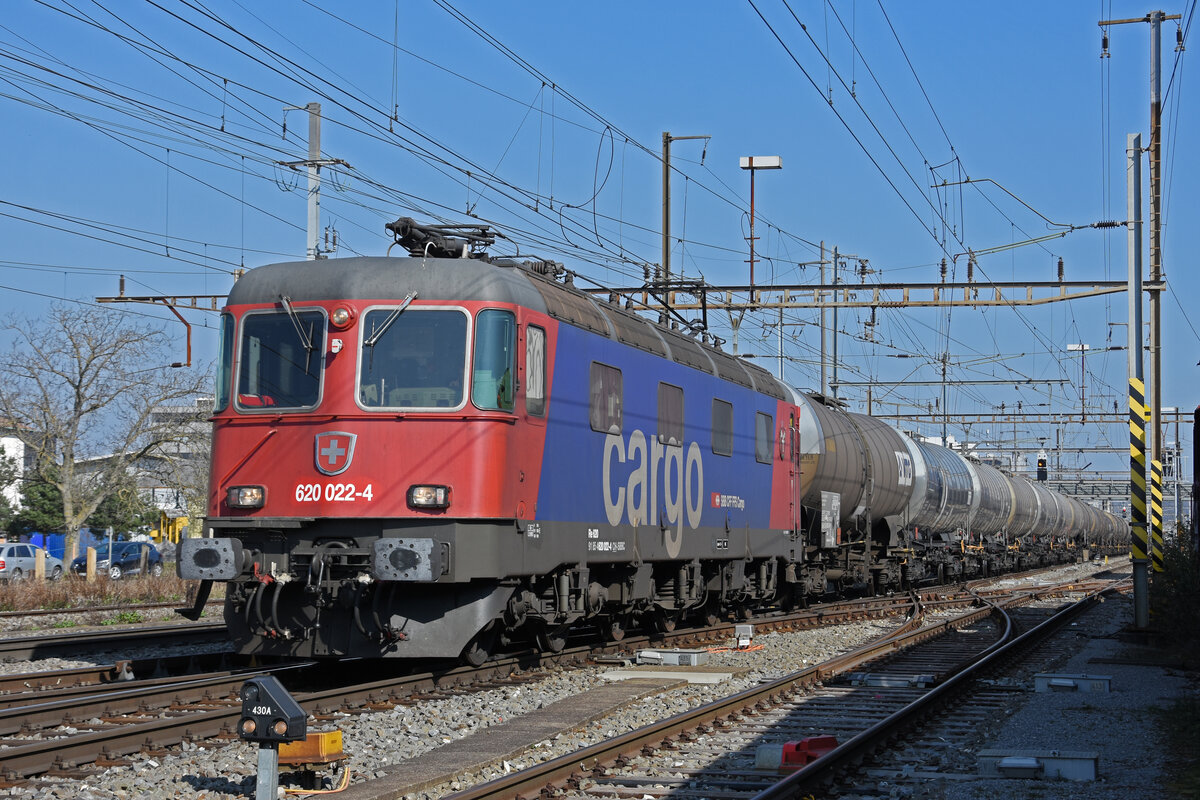 Re 620 022-4 durchfährt den Bahnhof Pratteln. Die Aufnahme stammt vom 24.03.2022.