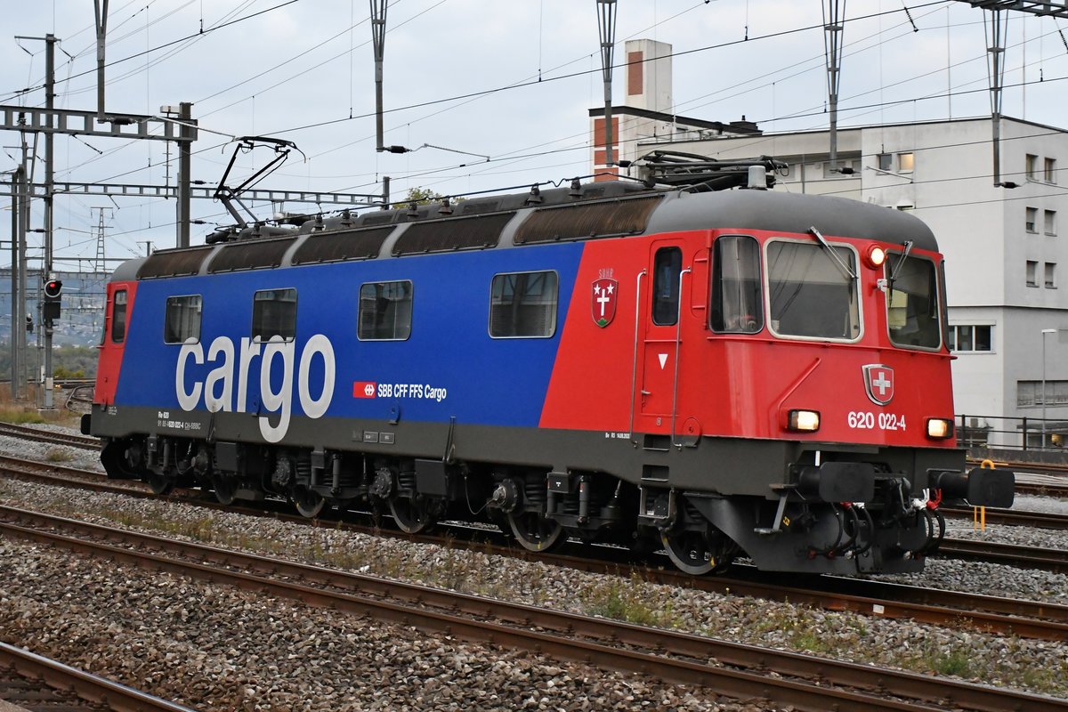 Re 620 022-4  Suhr  bei der Durchfahrt in Brugg AG als Lokzug in Richtung Basel, aufgenommen am Abend des 09.10.2020.