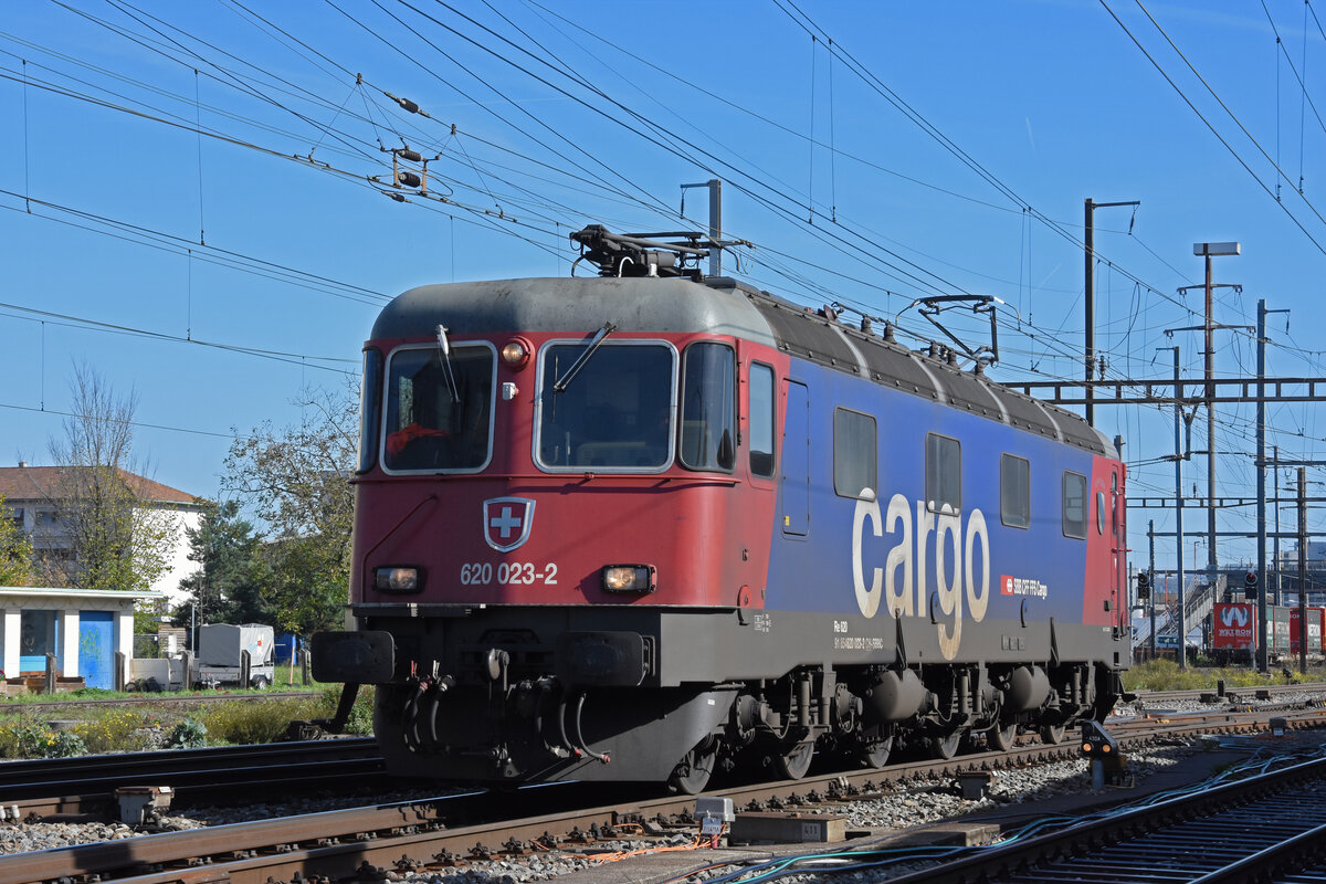 Re 620 023-2 durchfährt am 25.10.2022 solo den Bahnhof Pratteln.