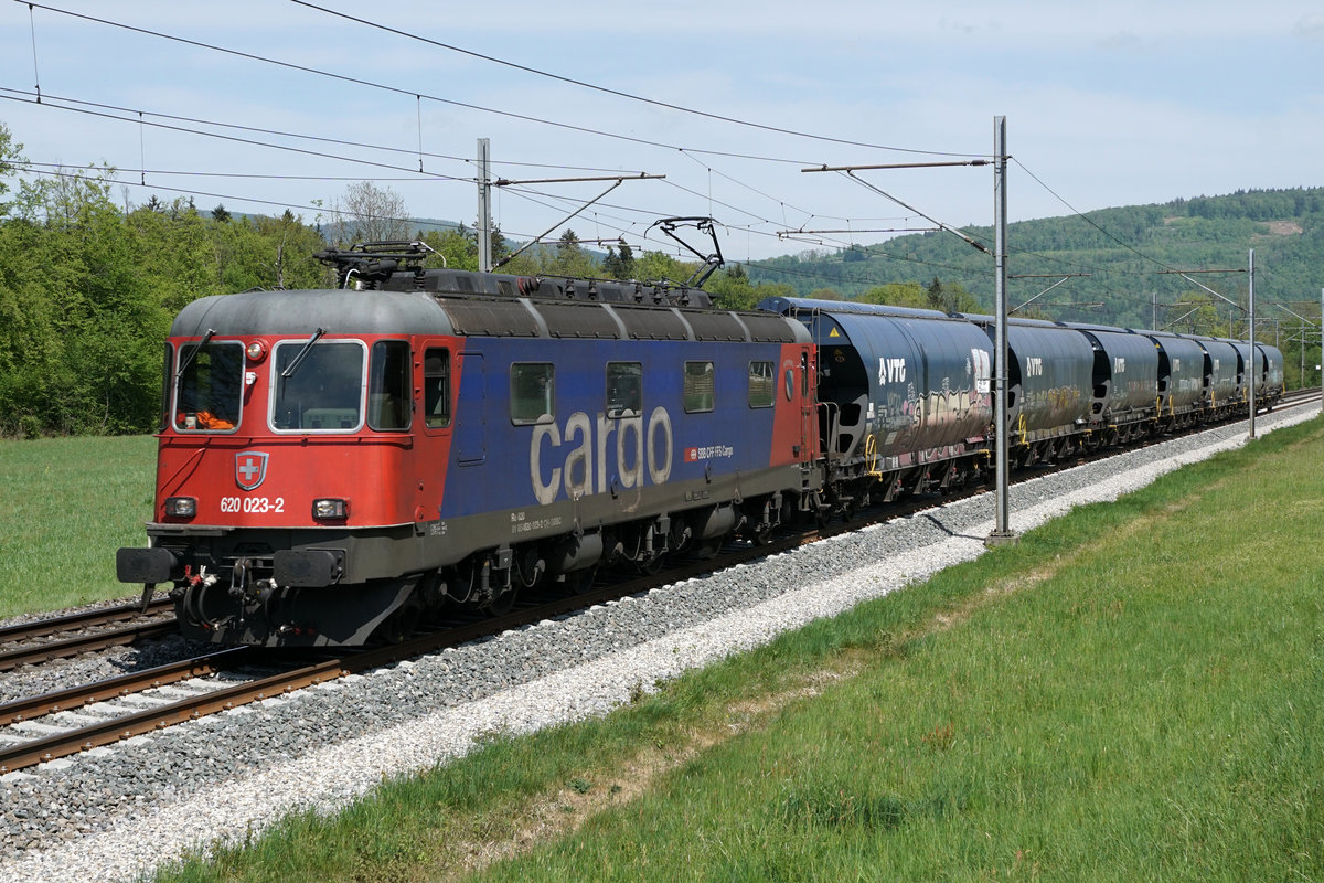 Re 620 023-2  RAPPERSWIL  mit Getreidezug bei Murgenthal am 24. April 2020.
Foto: Walter Ruetsch