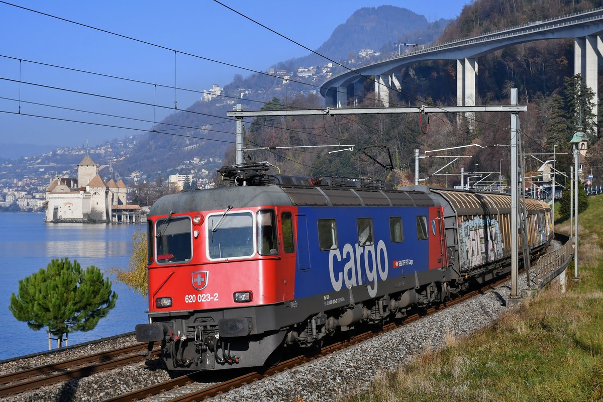 Re 620 023-2  Rupperswil  ist am Vormittag des 26.11.2020 zwischen Montreux und Villeneuve vor der Kulisse des Schloss Chillon in Richtung Wallis unterwegs.