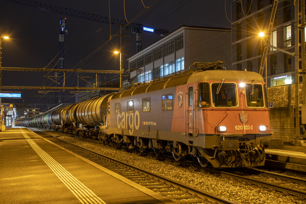 Re 620 023-2  Rupperswil  beim Halt in Aarau, um einige Personenzüge vorbeizulassen. Aufgenommen am Abend des 16.12.2021.