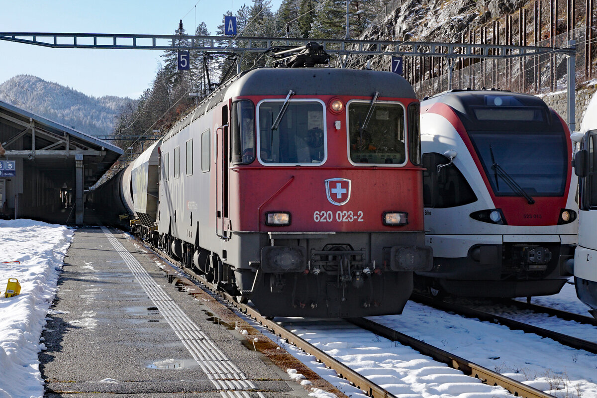 Re 620 023-2  RUPPERSWIL  mit dem Getreidezug im Grenzbahnhof Vallorbe am 9. Dezember 2021.
Foto: Walter Ruetsch 