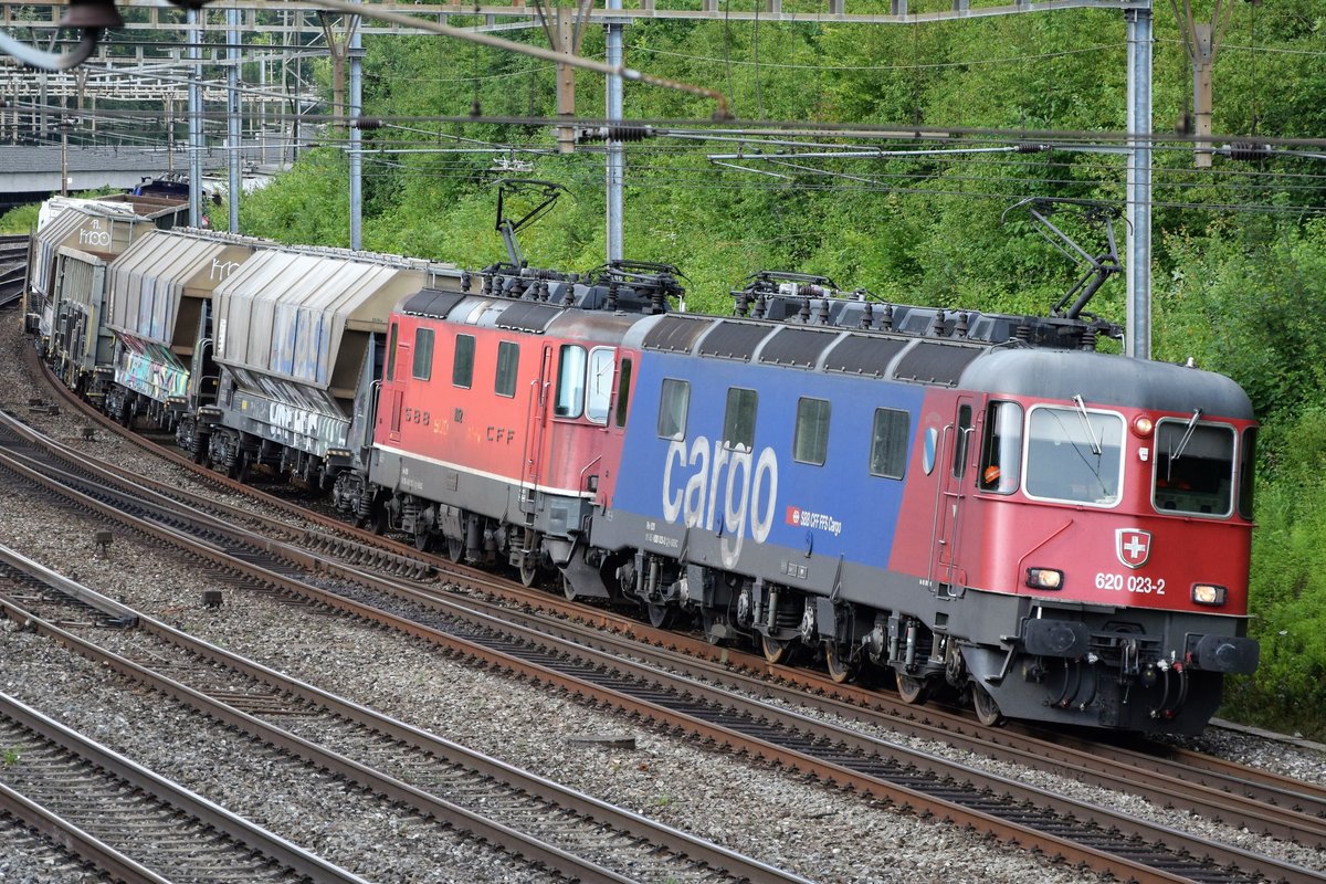 Re 620 023-2  Rupperswil  zusammen mit Re 4/4 III 11352 (ex Südostbahn) vor einem Güterzug kurz nach Othmarsingen am Abend des 15.07.2019.
