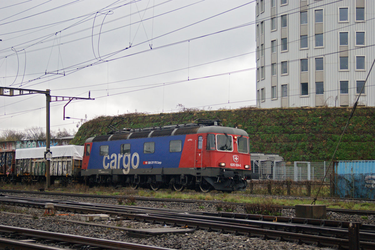 Re 620 024-0 durchfährt den Bahnhof Pratteln. Die Aufnahme stammt vom 16.03.2021.