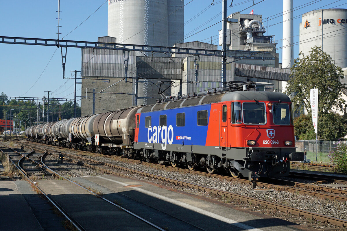 Re 620 024-0  Rothrist  vor einem Kesselwagenzug bei Wildegg am 2. September 2021.
Foto: Walter Ruetsch