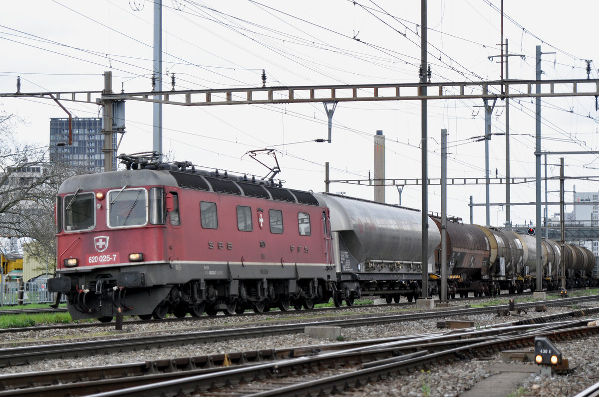 Re 620 025-7 durchfährt den Bahnhof Pratteln. Die Aufnahme stammt vom 09.04.2018.