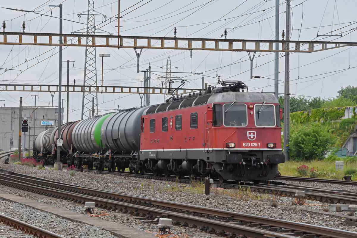 Re 620 025-7 durchfährt den Bahnhof Pratteln. Die Aufnahme stammt vom 08.06.2021.