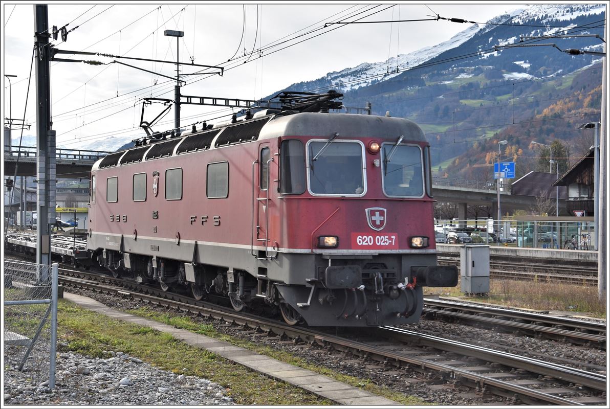 Re 620 025-7  Oensingen  erreicht Buchs SG mit einem Güterzug ab RBl. (23.11.2017)