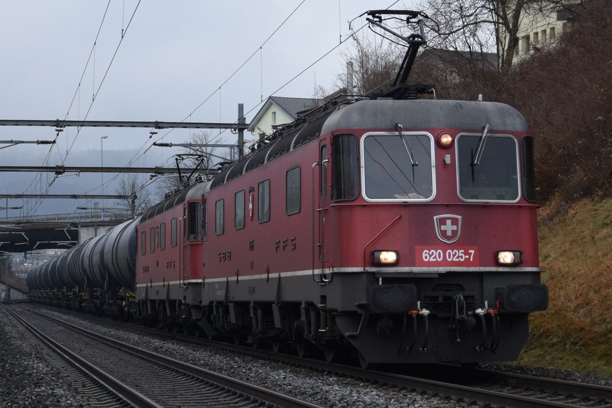 Re 620 025-7  Oensingen  zieht bei Vogelsang (Turgi)  zusammen mit Re 620 052-1  Kerzers  am 6. Januar 2018 in Brugg einen Kesselzug in Richtung Brugg.