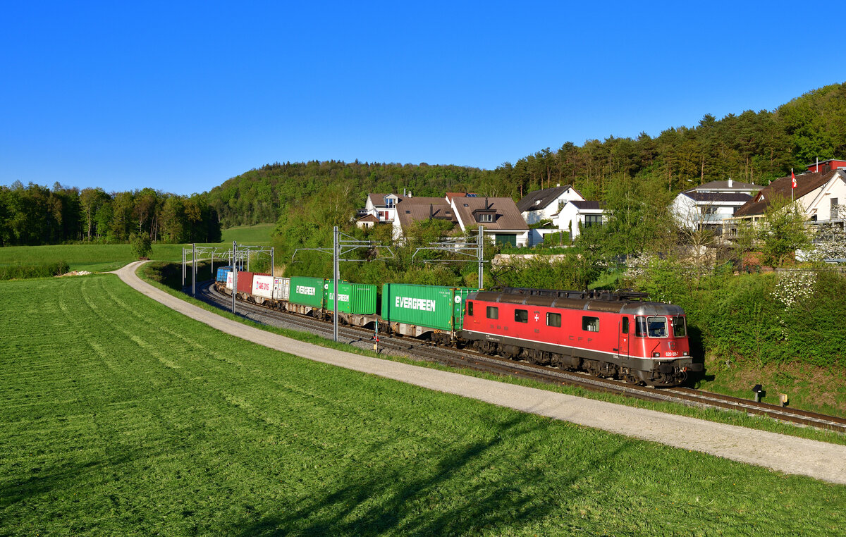 Re 620 025 mit einem Containerzug am 27.04.2022 bei Zeihen.