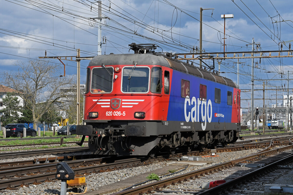Re 620 026-5 durchfährt am 30.03.2023 solo den Bahnhof Pratteln.