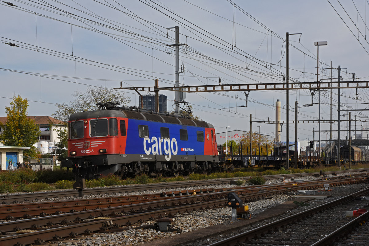 Re 620 026-5 durchfährt den Bahnhof Pratteln. Die Aufnahme stammt vom 20.10.2020.