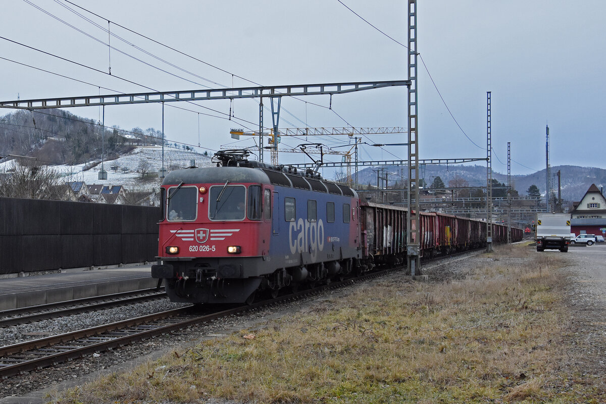 Re 620 026-5 verlässt das Nebengleis beim Bahnhof Gelterkinden. Die Aufnahme stammt vom 01.02.2022.