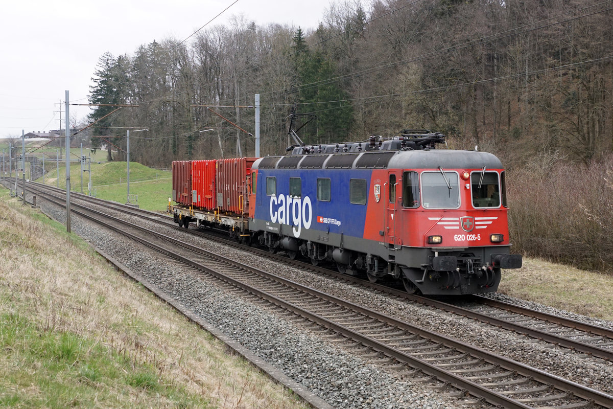 Re 620 026-5  ZOLLIKOFEN  als übermotorisierter Kehrichtzug bei Niederbipp am 22. März 2021.
Foto: Walter Ruetsch