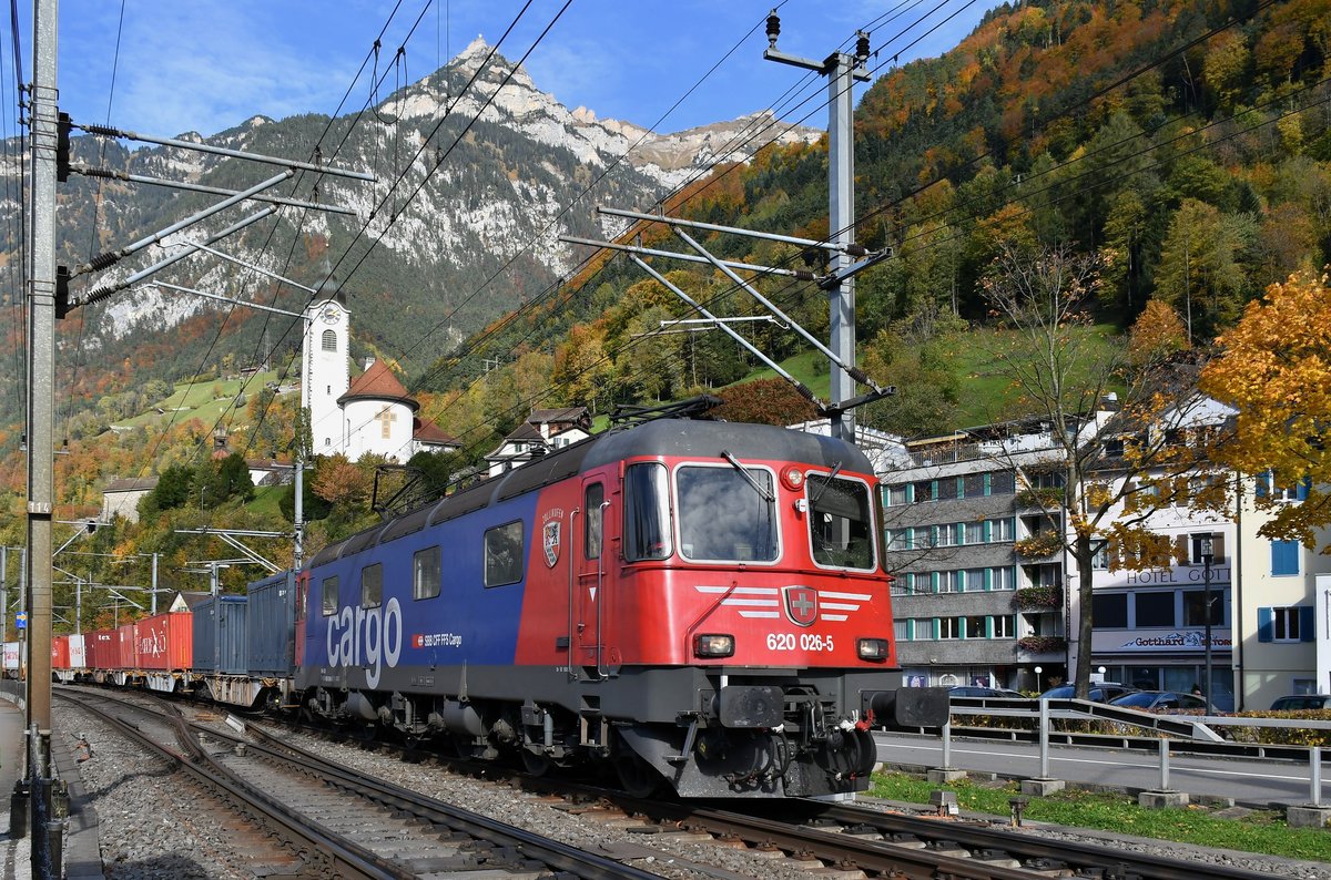 Re 620 026-5  Zollikofen  auf dem Weg in den Tessin, aufgenommen in Flüelen am 22.10.2020.