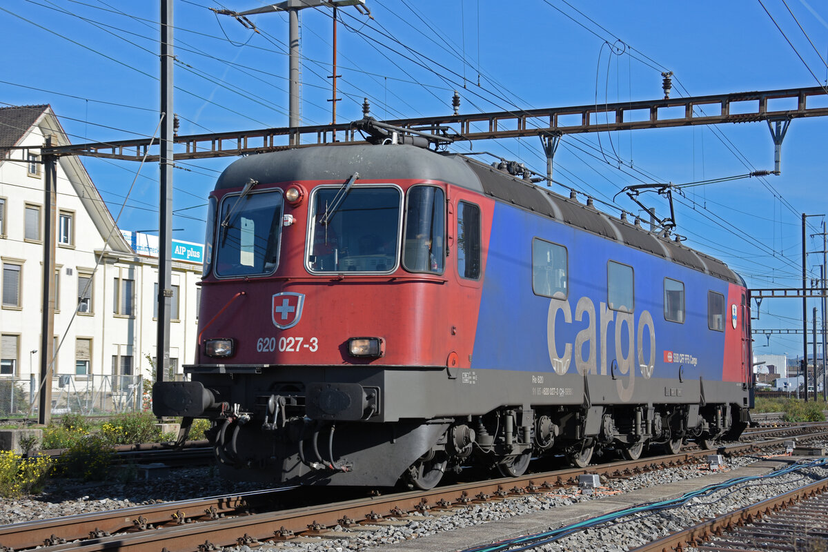 Re 620 027-3 durchfährt am 25.10.2022 solo den Bahnhof Pratteln.