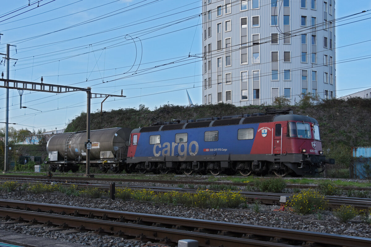 Re 620 027-3 durchfährt am 26.10.2022 den Bahnhof Pratteln.